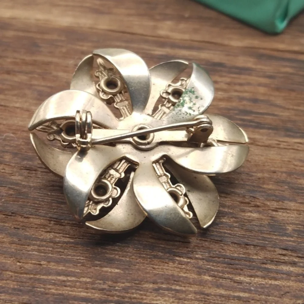 Garden party starburst pink Starfire brooch B308‎
